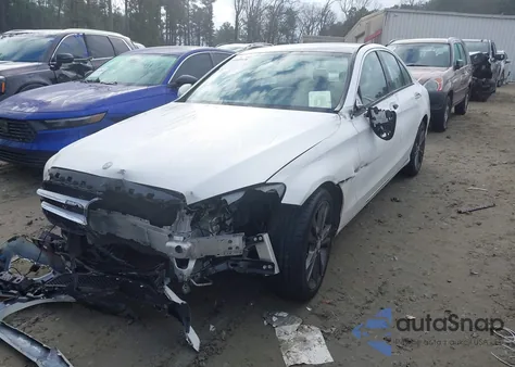 2016 Mercedes-Benz C 300 z USA, uszkodzony, nr VIN 55SWF4JB1GU173486